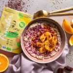 Fruchtiges Orangen-Dattel-Porridge, verfeinert mit dem Bio Porridge Food Finisher. Das Porridge ist mit Orangenstücken, Datteln und einem farbenfrohen Gewürz-Mix dekoriert. Perfektes gesundes Frühstück mit natürlichem Topping.