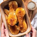 Geröstete Birnen, goldbraun und saftig, veredelt mit dem Zimt Genuss Food Finisher von Luis Dias. Die aromatische Gewürzmischung sorgt für eine warme, würzige Note und macht das Gericht zu einem perfekten Dessert oder Beilage für die Herbst- und Winterzeit.