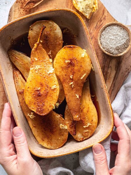 Geröstete Birnen, goldbraun und saftig, veredelt mit dem Zimt Genuss Food Finisher von Luis Dias. Die aromatische Gewürzmischung sorgt für eine warme, würzige Note und macht das Gericht zu einem perfekten Dessert oder Beilage für die Herbst- und Winterzeit.