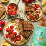 Feta mit Tomaten, knusprigem Brot und frischen Kräutern – perfekt abgerundet mit dem Bio Salat & Bowls Food Finisher.