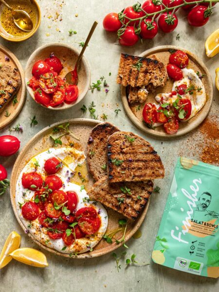 Feta mit Tomaten, knusprigem Brot und frischen Kräutern – perfekt abgerundet mit dem Bio Salat & Bowls Food Finisher.