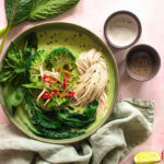 Aromatische grüne Curry-Nudelsuppe mit asiatischen Gemüsen, Kräutern, Nudeln und Kokosmilch. Verfeinert mit dem Bio Asia Food Finisher Spices. Bio-Gewürzzubereitung mit Zitronengras, Paprika, Tellicherry-Pfeffer und Kurkuma. 100 % Bio, vegan, ohne Zusatzstoffe.