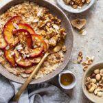 Warmer Porridge mit karamellisierten Apfelstücken, gerösteten Nüssen und knusprigem Granola. Verfeinert mit dem Bio Zimt Genuss Food Finisher Spices. Frühstücksgenuss mit Zimt, Tonkabohne, Hibiskus und Datteln. 100 % Bio, vegan, ohne Zusatzstoffe.