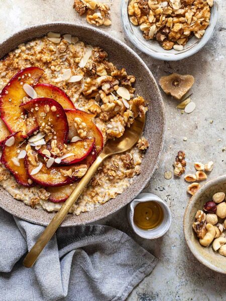 Warmer Porridge mit karamellisierten Apfelstücken, gerösteten Nüssen und knusprigem Granola. Verfeinert mit dem Bio Zimt Genuss Food Finisher Spices. Frühstücksgenuss mit Zimt, Tonkabohne, Hibiskus und Datteln. 100 % Bio, vegan, ohne Zusatzstoffe.