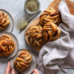 Frisch gebackene Zimtschnecken, veredelt mit dem Zimt Genuss Food Finisher Spices, einer aromatischen Gewürzmischung von Luis Dias, Spitzenkoch aus Köln. Die Zimtschnecken sind saftig und perfekt goldbraun, mit einer würzigen Note für ein besonderes Geschmackserlebnis.