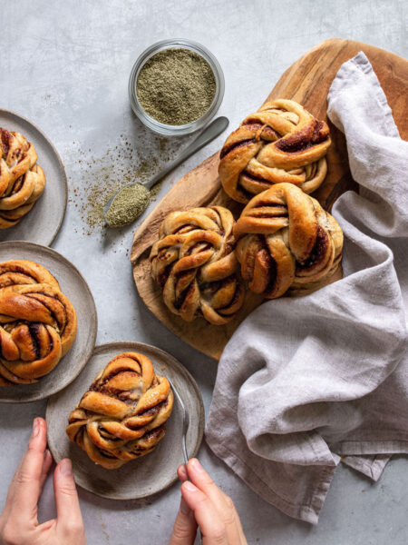 Frisch gebackene Zimtschnecken, veredelt mit dem Zimt Genuss Food Finisher Spices, einer aromatischen Gewürzmischung von Luis Dias, Spitzenkoch aus Köln. Die Zimtschnecken sind saftig und perfekt goldbraun, mit einer würzigen Note für ein besonderes Geschmackserlebnis.