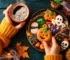 Halloween-Grafik mit Kürbiskeksen, Geistergebäck und Kaffee sowie dem Spruch „Halloween darf auch lecker sein“.