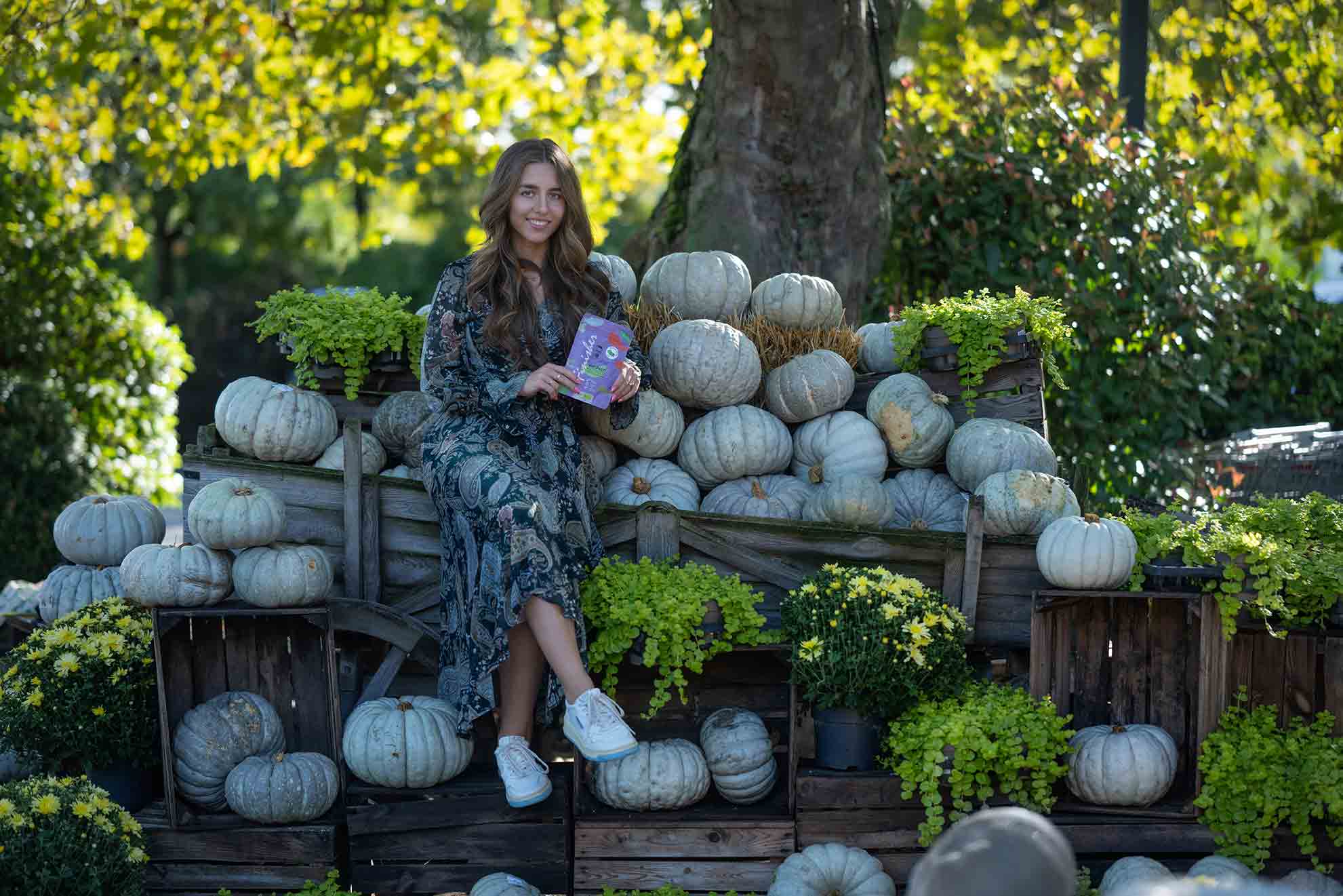 Kürbisse in herbstlicher Kulisse, umgeben von buntem Laub, symbolisieren die Vielfalt an Nährstoffen im Herbst.