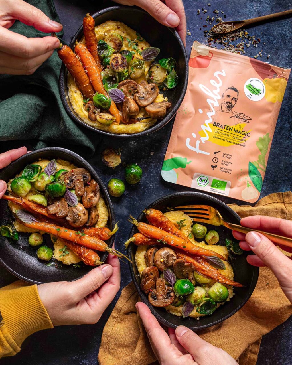 Ein Teller mit cremiger Polenta, serviert mit goldbraun geröstetem Gemüse und einer Prise BIO Braten Food Finisher. Perfekt angerichtet, vereint dieses Gericht eine samtige Konsistenz mit aromatischer Würze.