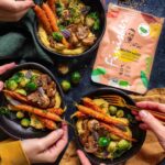 Ein Teller mit cremiger Polenta, serviert mit goldbraun geröstetem Gemüse und einer Prise BIO Braten Food Finisher. Perfekt angerichtet, vereint dieses Gericht eine samtige Konsistenz mit aromatischer Würze.