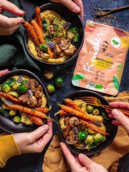 Ein Teller mit cremiger Polenta, serviert mit goldbraun geröstetem Gemüse und einer Prise BIO Braten Food Finisher. Perfekt angerichtet, vereint dieses Gericht eine samtige Konsistenz mit aromatischer Würze.