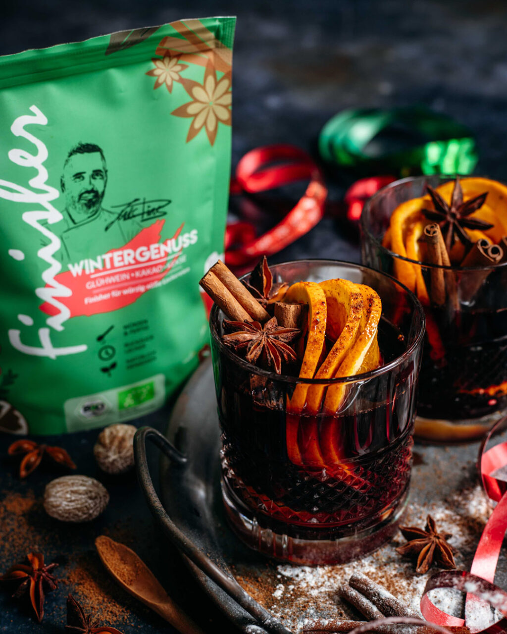 Ein dampfender Preiselbeeren-Zimt-Glühwein, veredelt mit dem Zimt Genuss Food Finisher von Luis Dias. Das Getränk vereint die süß-säuerliche Note von Preiselbeeren mit der warmen Würze von Zimt – ein perfekter Genuss für kalte Wintertage.