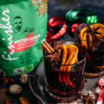 Ein dampfender Preiselbeeren-Zimt-Glühwein, veredelt mit dem Zimt Genuss Food Finisher von Luis Dias. Das Getränk vereint die süß-säuerliche Note von Preiselbeeren mit der warmen Würze von Zimt – ein perfekter Genuss für kalte Wintertage.