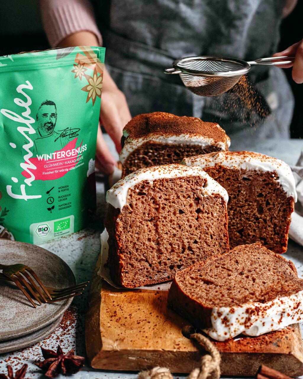 Saftiger Lebkuchen mit weihnachtlichen Aromen, veredelt mit dem Zimt Genuss Food Finisher von Luis Dias. Die goldbraunen Lebkuchenstücke sind kunstvoll angerichtet und verströmen ein herrliches Aroma aus Zimt und Gewürzen, perfekt für die Festtage.