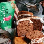 Saftiger Lebkuchen mit weihnachtlichen Aromen, veredelt mit dem Zimt Genuss Food Finisher von Luis Dias. Die goldbraunen Lebkuchenstücke sind kunstvoll angerichtet und verströmen ein herrliches Aroma aus Zimt und Gewürzen, perfekt für die Festtage.