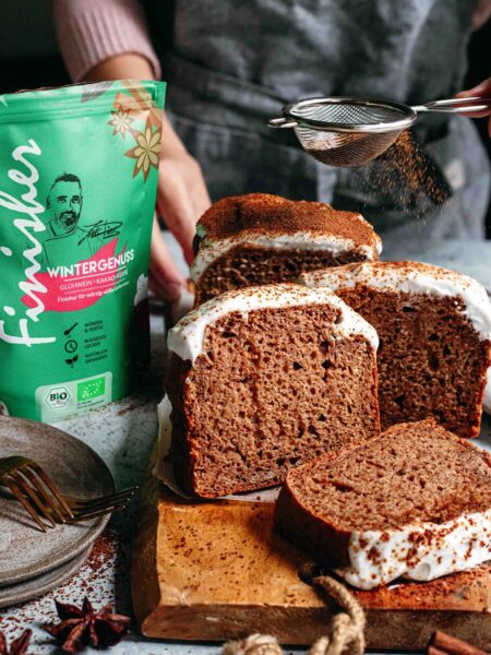 Saftiger Lebkuchen mit weihnachtlichen Aromen, veredelt mit dem Zimt Genuss Food Finisher von Luis Dias. Die goldbraunen Lebkuchenstücke sind kunstvoll angerichtet und verströmen ein herrliches Aroma aus Zimt und Gewürzen, perfekt für die Festtage.