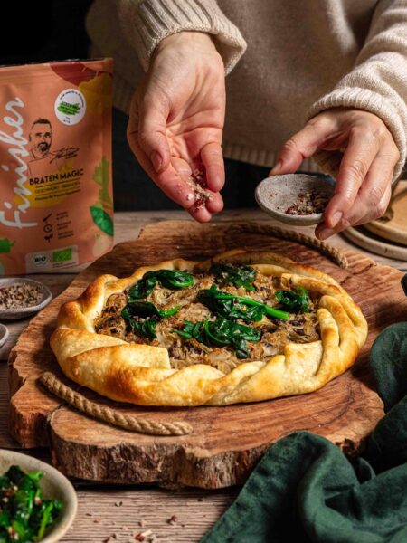 Eine goldbraune, herzhafte Tarte, gefüllt mit frischem Spinat und aromatischen Gewürzen, abgerundet mit dem BIO Braten Food Finisher Spices. Perfekt angerichtet, strahlt sie Frische und Geschmack aus.