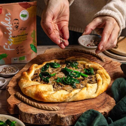 Vegane Sauerkraut-Tarte mit karamellisierten Zwiebeln, Grünkohl