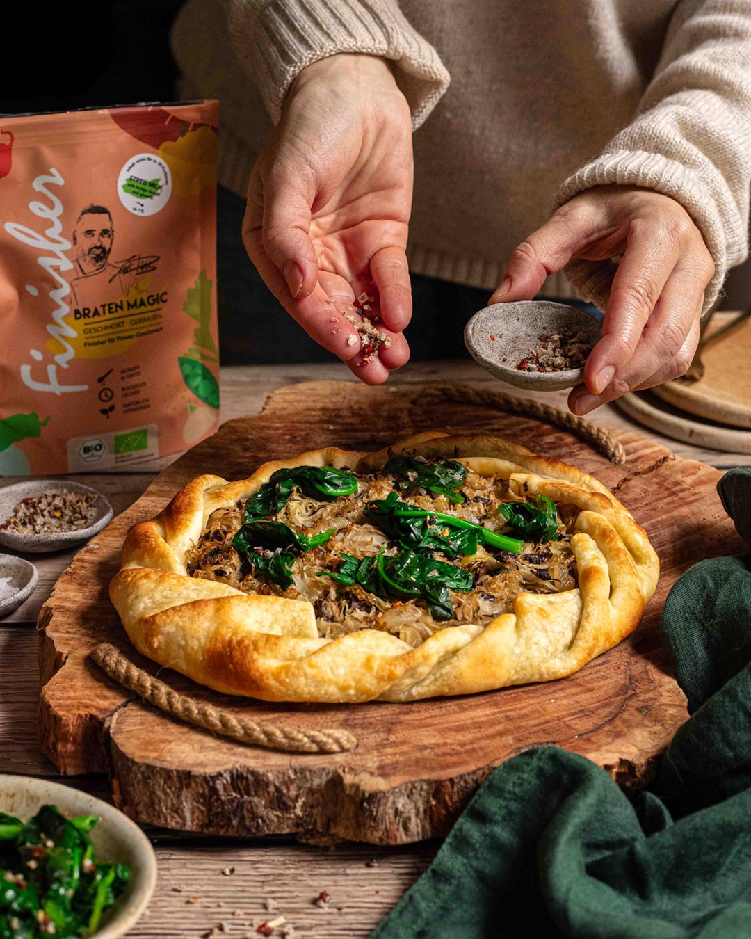 Eine goldbraune, herzhafte Tarte, gefüllt mit frischem Spinat und aromatischen Gewürzen, abgerundet mit dem BIO Braten Food Finisher Spices. Perfekt angerichtet, strahlt sie Frische und Geschmack aus.