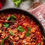 Herzhafter Wild-Eintopf in einem rustikalen Teller, daneben der Bio Go Wild Food Finisher Spices. Aromatische Bio-Gewürzzubereitung mit Wacholder, Rosmarin, Thymian, Pfeffer, Lorbeer und Paprika. 100 % Bio, vegan, ohne Zusatzstoffe.