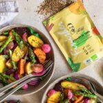 Bunter Gemüseteller mit frischen, bunten Zutaten: Paprika, Zucchini, Brokkoli, Tomaten. Darüber wird der Bio Food Finisher Spices Gewürzmix frisch gestreut. 100 % Bio, vegan, ohne Zusatzstoffe, maximale Aromafrische, einfach aufs fertige Gemüse geben.