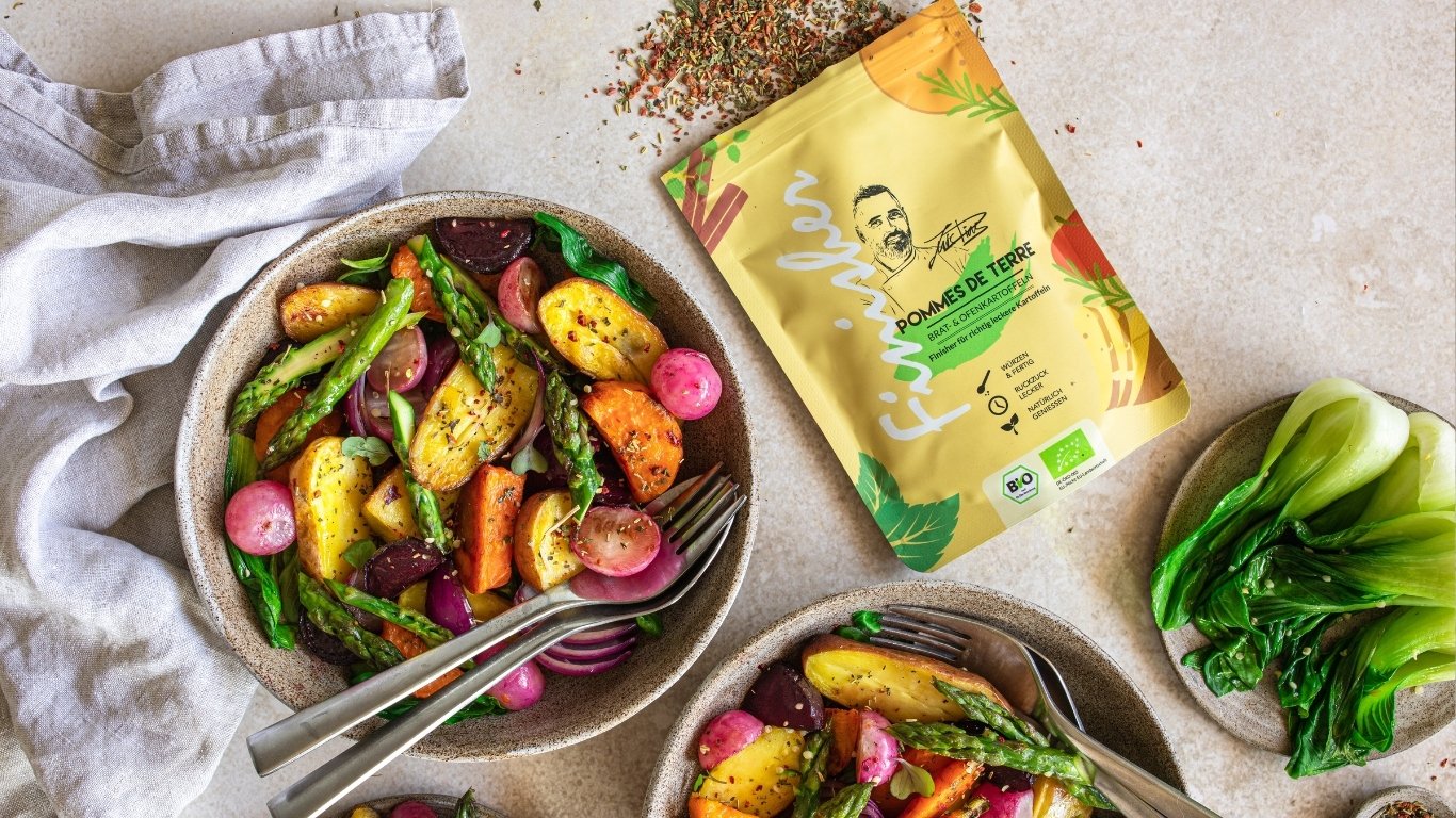 Bunter Gemüseteller mit frischen, bunten Zutaten: Paprika, Zucchini, Brokkoli, Tomaten. Darüber wird der Bio Food Finisher Spices Gewürzmix frisch gestreut. 100 % Bio, vegan, ohne Zusatzstoffe, maximale Aromafrische, einfach aufs fertige Gemüse geben.