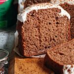 Mehrere Stücke frisch gebackener, selbstgemachter Lebkuchen auf einem Holzbrett. Saftig, aromatisch, verfeinert mit winterlichen Bio-Gewürzen wie Zimt, Tonkabohne, Ingwer und Kakao. Ideal für die kalte Jahreszeit. 100 % Bio, vegan, ohne Zusatzstoffe.