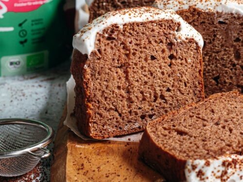 Mehrere Stücke frisch gebackener, selbstgemachter Lebkuchen auf einem Holzbrett. Saftig, aromatisch, verfeinert mit winterlichen Bio-Gewürzen wie Zimt, Tonkabohne, Ingwer und Kakao. Ideal für die kalte Jahreszeit. 100 % Bio, vegan, ohne Zusatzstoffe.