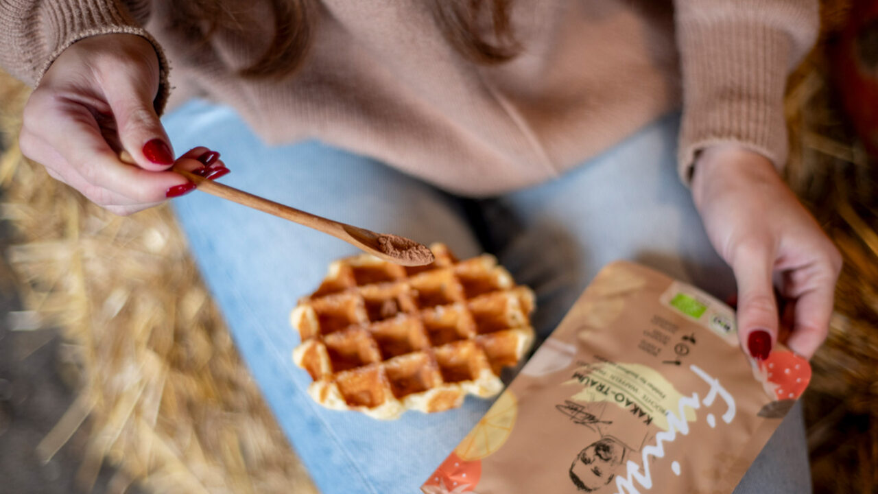 Tafel dunkle Schokolade, frische Sahne in einer Schale und der Bio Kakao Food Finisher Spices daneben. Symbolbild für edle Kakao-Gewürzmischung: perfekt für Desserts, heiße Schokolade, Porridge, Kuchen und Süßspeisen. 100 % Bio, vegan, ohne Zusatzstoffe.