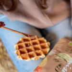 Tafel dunkle Schokolade, frische Sahne in einer Schale und der Bio Kakao Food Finisher Spices daneben. Symbolbild für edle Kakao-Gewürzmischung: perfekt für Desserts, heiße Schokolade, Porridge, Kuchen und Süßspeisen. 100 % Bio, vegan, ohne Zusatzstoffe.