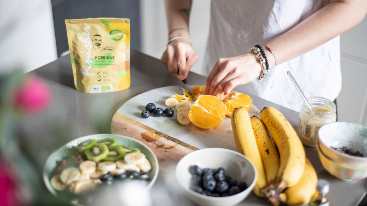 Eine ausgewogene Mahlzeit aus frischem Gemüse, Quinoa und einem Topping aus Food Finisher Gewürzmischung. Perfekt angerichtet auf einem Teller, der Gesundheit und Genuss vereint.
