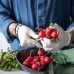 Luis Dias bereitet knackige Radieschen in einer Pfanne zu, sautiert sie leicht und verfeinert das Gericht mit den Bio Food Finisher Spices Mediterran.