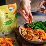 Ein Teller mit saftigem Hähnchen, gerösteten Süßkartoffeln und knackigem Brokkolini, abgerundet mit dem Bio Chicken Food Finisher. Die Zutaten sind appetitlich angerichtet und strahlen Frische und Würze aus.