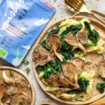 Ein köstlich angerichtetes Gericht aus cremigem Kartoffelpüree, sautiertem Spinat und gegrillten Austernpilzen. Verfeinert mit dem BIO FISCH & SCAMPI FOOD FINISHER Gewürz-Mix für ein harmonisches Aroma. Perfekt für Genießer, die besondere Geschmacksnuancen schätzen.