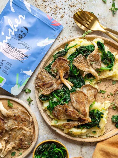 Ein köstlich angerichtetes Gericht aus cremigem Kartoffelpüree, sautiertem Spinat und gegrillten Austernpilzen. Verfeinert mit dem BIO FISCH & SCAMPI FOOD FINISHER Gewürz-Mix für ein harmonisches Aroma. Perfekt für Genießer, die besondere Geschmacksnuancen schätzen.