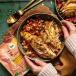 Gegrillter Spitzkohl auf Kichererbsen-Tomaten-Eintopf, verfeinert mit dem Bio Braten-Magic Food Finisher Spices. Im Bild: goldbraun gegrillter Spitzkohl auf aromatischem Eintopf, bestreut mit Bio-Gewürzmischung aus Sonnenflocken-Salz, Paprika, grünem Pfeffer, Chipotle-Chili und Espresso. 100 % Bio, vegan, ohne Zusatzstoffe.