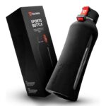 Das Foto zeigt die VIA FORTIS Glasflasche in Schwarz mit einer hochwertigen Silikonhülle neben der schwarzen Verpackung