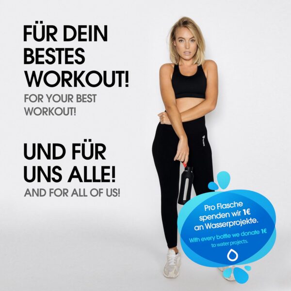 Eine Frau in schwarzer Sportkleidung hält die VIA FORTIS Glasflasche in der Hand. Der Text betont die Wasserspende pro Flasche.