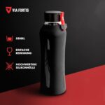 Die VIA FORTIS Glasflasche mit schwarzer Silikonhülle und 550 ml Volumen steht im Fokus. Zusätzliche Vorteile wie einfache Reinigung werden hervorgehoben.