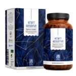 Das Foto zeigt die Verpackung und das Produktglas des Kraftreserve Magnesium-Komplexes von Naturtreu. Beide tragen ein modernes Design mit blauen und goldenen Elementen.