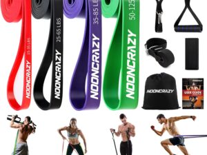 Das Foto zeigt ein komplettes Resistance Bands Set mit 4 Fitnessbändern in unterschiedlichen Farben und Widerstandsstufen, Handgriffen, Türanker und einer Tragetasche.