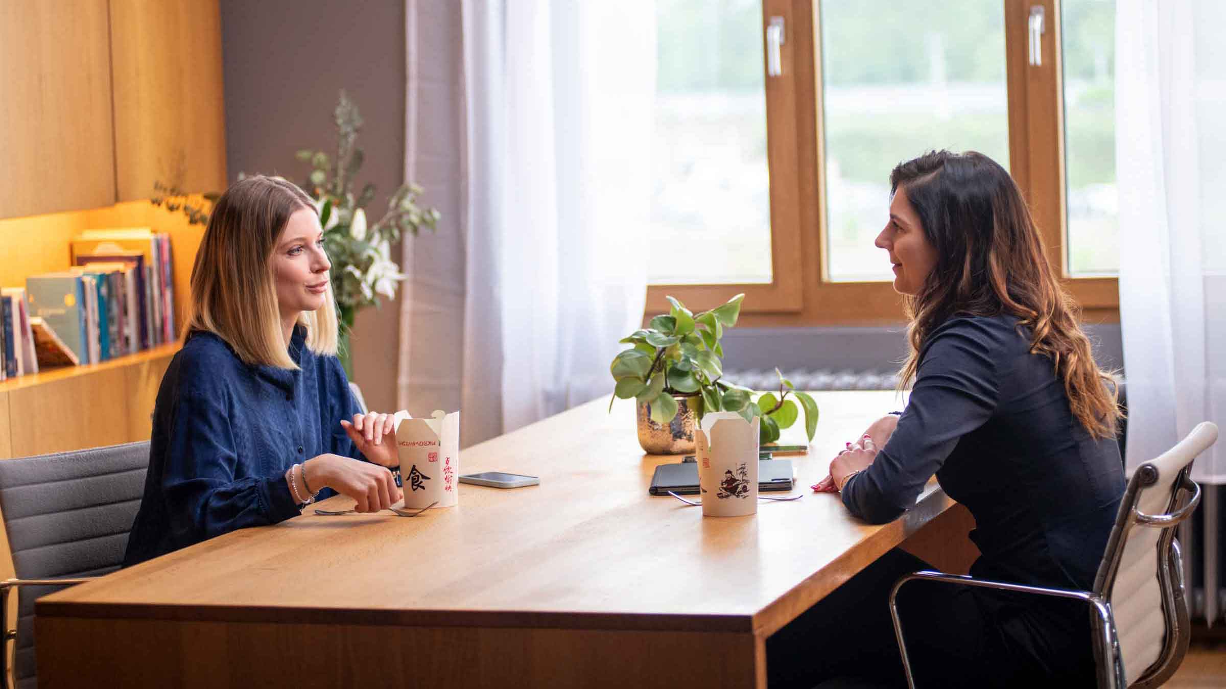 In der Mittagspause im Büro werden asiatische Köstlichkeiten genossen, liebevoll angerichtet. Ein Moment, der gesunde Ernährung, eine entspannte Atmosphäre und die Möglichkeit vereint, den Tag des Curry auch im Arbeitsalltag zu feiern.