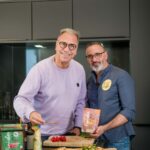 Kei Ebel verfeinert einen Flammkuchen mit Spitzenkoch Luis Dias’ Gewürz-Mix Food Finisher Spices