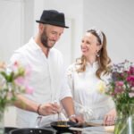 Romantisches Frühstück zum Valentinstag – Rennfahrer Christopher Brück und Lena Brück genießen ein liebevoll zubereitetes Frühstück mit dem Bio Lecker Ei Food Finisher Spices von Spitzenkoch Luis Dias. Ein genussvoller Start in den Tag mit aromatischen Gewürzen.