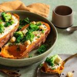 Gebackene Süßkartoffel mit cremigem Ranch-Dressing, Brokkoli, Grünkohl und Knoblauch-Croutons, verfeinert mit dem Bio Braten Food Finisher.