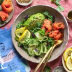 Rezept für eine Bowl mit gesunden Zutaten im Veganuary: Avocado, Zucchininudeln, veganer Lachs, frische Kräuter und Zitronenscheiben, verfeinert mit dem Bio Food Finisher Spices Fisch & Scampi. 🌱🥑🍋