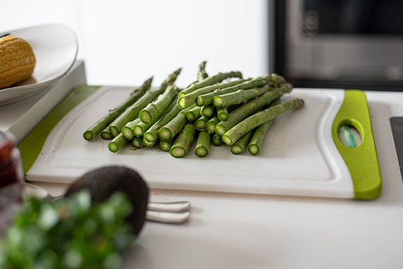 Spitzenkoch Luis Dias gibt Tipps zur perfekten Spargelzeit und verfeinert ein Spargelgericht mit den Food Finisher Spices – den fertig abgestimmten Gewürz-Mixen.