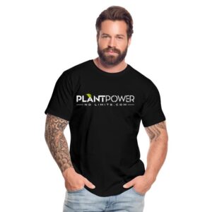 Ein bärtiger Mann mit tätowierten Armen trägt ein schwarzes PlantPower-NoLimits T-Shirt.