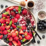 Frischer Beerensalat mit Wassermelone, Erdbeeren, Blaubeeren und Minze – verfeinert mit Bio Porridge Food Finisher Spices
