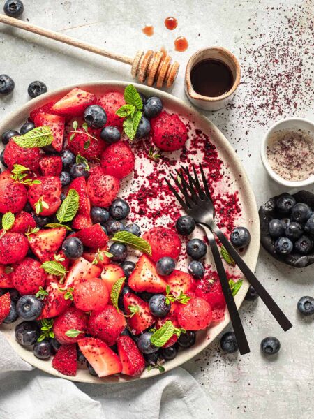Frischer Beerensalat mit Wassermelone, Erdbeeren, Blaubeeren und Minze – verfeinert mit Bio Porridge Food Finisher Spices